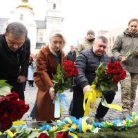 Керівники області та міста під час церемонії покладання