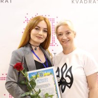 Перша заступниця Начальника ОВА Наталя Заболотна та учасниця заходу під час вручення грамоти