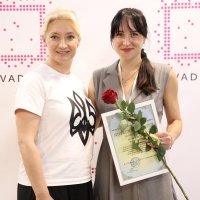 Перша заступниця Начальника ОВА Наталя Заболотна та учасниця заходу під час вручення грамоти