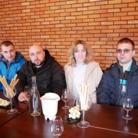 ветерани та учасники промотуру на виноробні