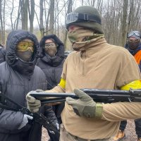 учасники заходу та інструктор зі стрільби