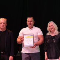 Перша заступниця начальника ОВА Наталя Заболотна та заступник начальника ОВА Сергій Здітовецький з учасником заходу
