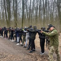 учасники заходу під час навчання зі стрільби стоячи