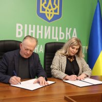 заступник начальника ОВА Сергій Здітовецький та ректор Вінницького національного медичного університету ім. М.І. Пирогова Вікторія Петрушенко під час підписання Меморандуму