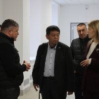 заступник начальника ОВА Олександр Піщик та учасники зустрічі оглядають лікарню