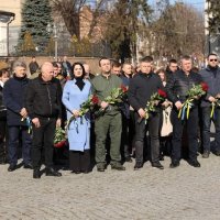 Начальник ОВА Сергій Борзов, народна депутатка України Ірина Борзова, керівники області та міста під час покладання