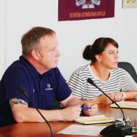 радник Міністерства енергетики України, співробітник компанії «TetraTech» Скот Генрі Деррі та перекладач Ольга Архипова