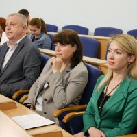Директорка Департаменту інформаційної діяльності та комунікацій з громадськістю ОВА Світлана Юзвак з учасниками сесії