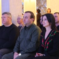 фото Начальника ОВА Сергія Борзова, народної депутатки України Ірини Борзової та голови обласної Ради Вячеслава Соколового у залі