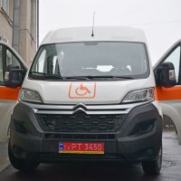 автомобіль обладнаний підйомником для перевезення людей на інвалідному візку