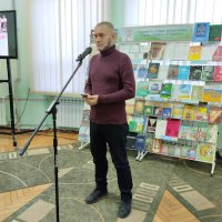  Фото чоловіка під час виступу