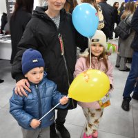 Жінка з двома дітьми