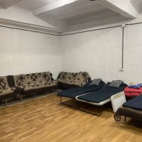 Групові фото людей в приміщенні та на вулиці