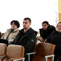 люди в приміщенні