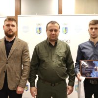 Начальник ОВА Сергій Борзов, Виконавчий директор НОК України у Вінницькій області Сергій Пліхта та хлопець, який отримав грамоту