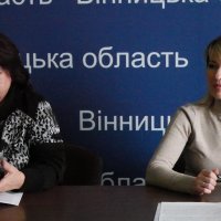 Директор Департаменту інформаційної діяльності та комунікацій з громадськістю ОВА Світлана Юзвак та учасниця засідання