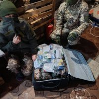  Фото чоловіків з аптечками 