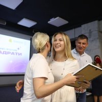 Перша заступниця Начальника ОВА Наталя Заболотна та учасниця заходу під час вручення грамоти