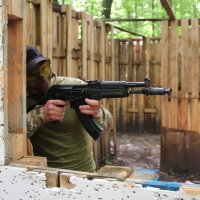 Учасник заходу з навчальною зброєю