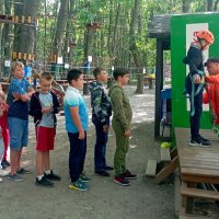 Діти і дорослі відпочивають