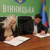 Перша заступниця начальника ОВА Наталя Заболотна та представник японської делегації під час підписання документу