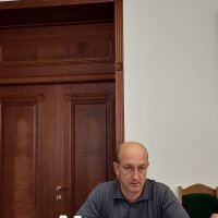 Люди в залі