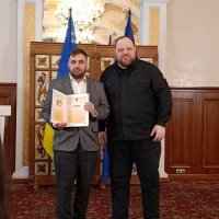 Голова Верховної Ради України Руслан Стефанчук та заступник медичного директора з розвитку трансплантології обласної клінічної лікарні ім. М. Пирогова Ярослав Мостович
