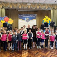 Народна депутатка України Ірина Борзова та діти з рюкзаками у залі