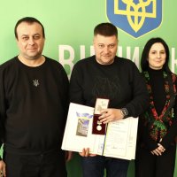 Начальник ОВА Сергій Борзов, народна депутатка України Ірина Борзова та людина нагороджена державною нагородою