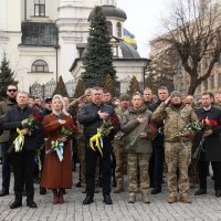 Керівники області та міста, військові та їх родини, представники громадськості та небайдужі вінничани на церемонії покладання