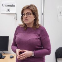 Жінка в кабінеті дає коментар на мікрофон.