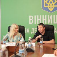Перша заступниця начальника ОВА Наталя Заболотна та учасник зустрічі