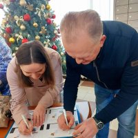 фото спецпогашення марки за участю заступника Начальника ОВА Сергія Здітовецького та очільника Вінницької дирекції акціонерного товариства «Укрпошта» Володимира Шаловінського