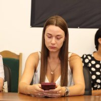 Жінка у приміщенні