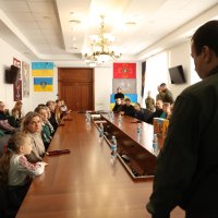 фото Начальника ОВА Сергія Борзова, який спілкується з родинами захисників у залі засідань