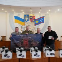 заступник Начальника ОВА Сергій Здітовецький, голова обласної Ради Вячеслав Соколовий, директор департаменту з питань цивільного захисту, ресурсного забезпечення сил оборони і безпеки ОВА Богдан Зубчик та військовий під час передачі дронів