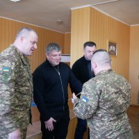 заступник Начальника ОВА Олександр Піщик, директор Департаменту оборонної роботи та забезпечення правопорядку Костянтин Меньшіков та військовий під час нагородження