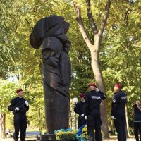 Покладання квітів до пам'ятника