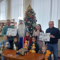 фото спецпогашення марки за участю заступника Начальника ОВА Сергія Здітовецького та очільника Вінницької дирекції акціонерного товариства «Укрпошта» Володимира Шаловінського