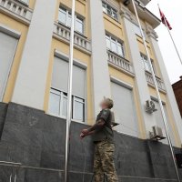 Підняття військовим українського прапора