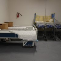 Ліжка в укритті лікарні