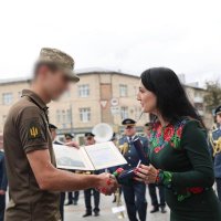 Народна депутатка України Ірина Борзова вручає Грамоту ВРУ військовому