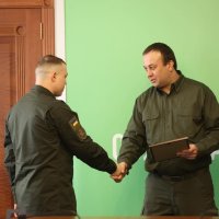 Начальник ОВА Сергій Борзов вручає Почесну грамоту