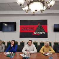 Люди в залі