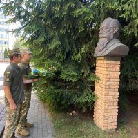 учасники покладання біля бюсту Михайла Грушевського