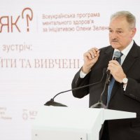 учасник заходу за трибуною