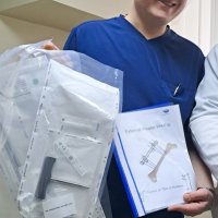 лікар демонструє інструменти та набори