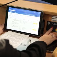 Депутат віддає свій голос
