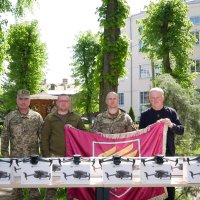 Заступник начальника ОВА Сергій Здітовецький, військові та заступник директора Департаменту з питань цивільного захисту, ресурсного забезпечення сил оборони і безпеки ОВА Валерій Індик біля дронів
