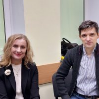 Чоловік та жінка сидять за столом у кабінеті